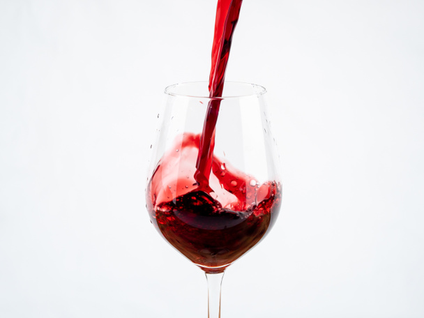 白を基調としたワインのグラス。ワインとグラスゴブレット. - 写真・画像