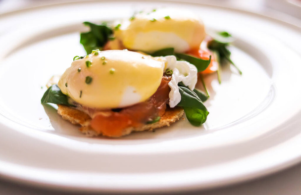 Πολυτελές πρωινό, brunch and food recipe, αυγά ποσέ με σολομό και χόρτα σε τοστ χωρίς γλουτένη για μενού εστιατορίων και branding γαστρονομίας - Φωτογραφία, εικόνα