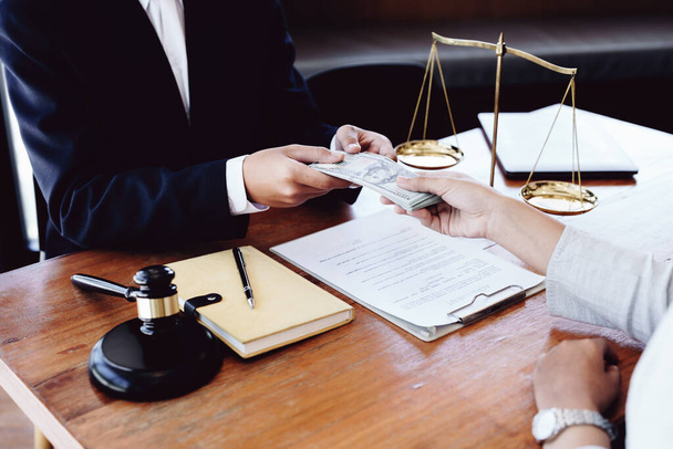 Παράνομη πληρωμή μεταξύ δικηγόρου και πελάτη. - Φωτογραφία, εικόνα