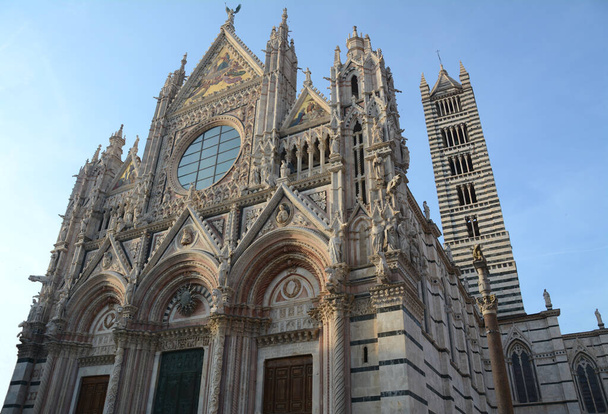 De kathedraal van Siena Santa Maria Assunta is gebouwd in de Italiaanse romaans-gotische stijl en is een van de mooiste kerken gebouwd in deze stijl in Italië - Foto, afbeelding