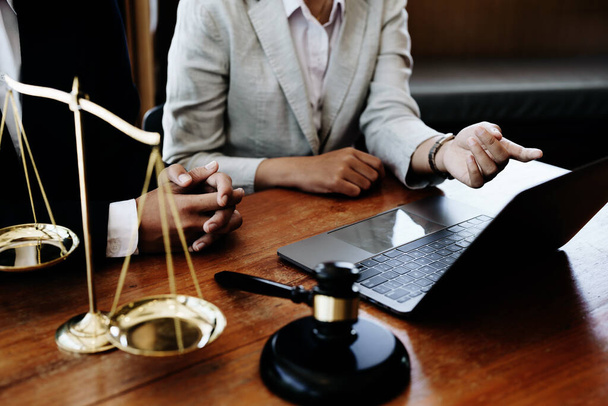 Le client consulte un avocat sur des questions juridiques. - Photo, image
