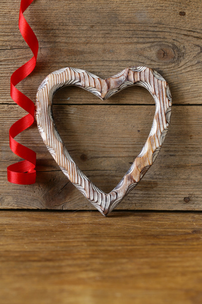 Coeur en bois symbole de l'amour sur le vieux fond
 - Photo, image