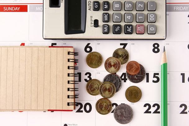 Ноутбук, калькулятор, календарь, карандаш и монеты
 - Фото, изображение
