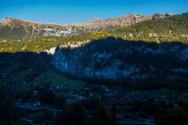 Magníficos Alpes Lauterbrunnen. Montañas y cascada, naturaleza increíble - Foto, Imagen