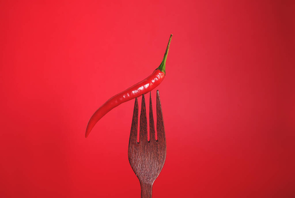 Перець червоного чилі на виделці
 - Фото, зображення