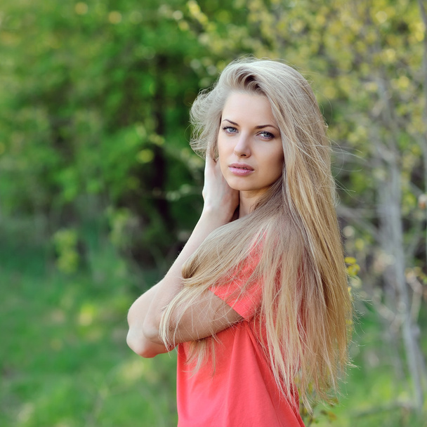 Красивая блондинка наружный портрет
  - Фото, изображение