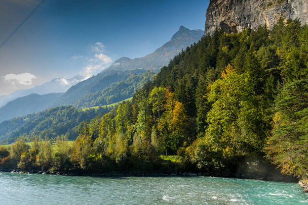 Прекрасні Альпи і річка у Швейцарії. Гори й ріка, дивовижна природа - Фото, зображення