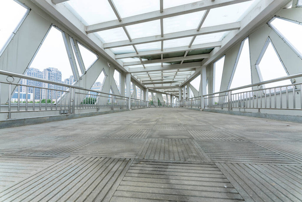 Wnętrze nowoczesnego napowietrznych mostu dla pieszych - Zdjęcie, obraz