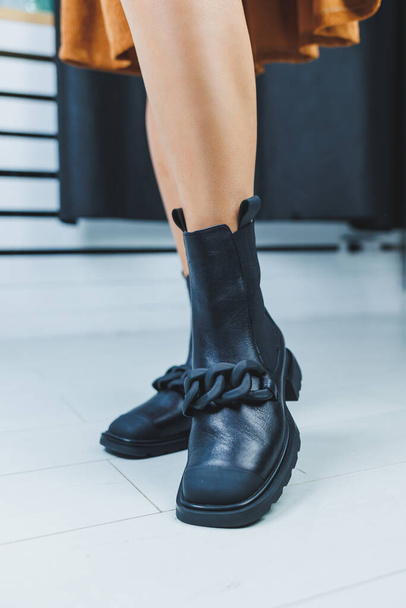 Lähikuva naisten jalat mustalla nahkasaappaat. Naisten syksyn kengät. - Valokuva, kuva