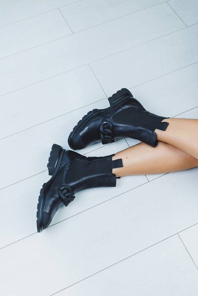 Primo piano di gambe femminili in stivali di pelle nera. Scarpe autunno delle donne. - Foto, immagini