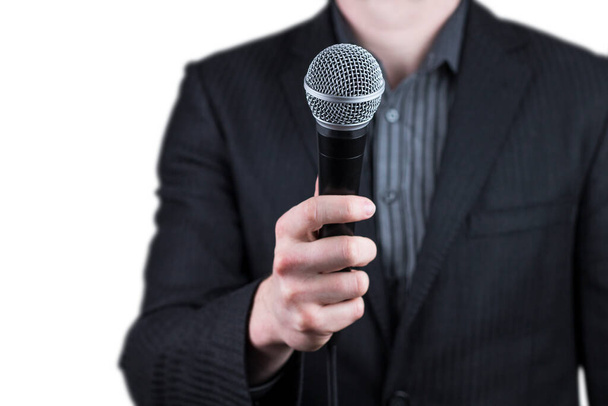 Close-up de um homem vestindo terno segurando microfone - falar em público, conferência, reportagem - Foto, Imagem