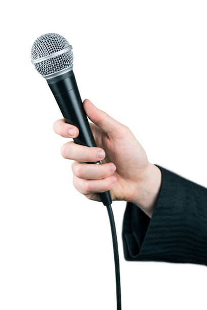 lähikuva miehen käsi tilalla mikrofoni eristetty valkoisella taustalla - Valokuva, kuva
