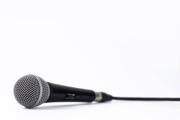 Nahaufnahme eines professionellen Mikrofons isoliert auf weißem Hintergrund mit Kopierraum - Performance, Präsentation, Interview oder Konzert - Foto, Bild
