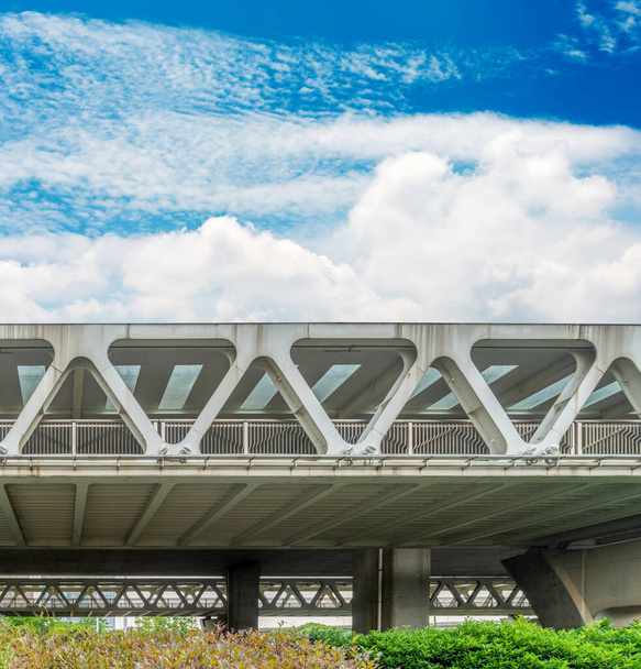 Пешеходный мост против голубого неба
 - Фото, изображение