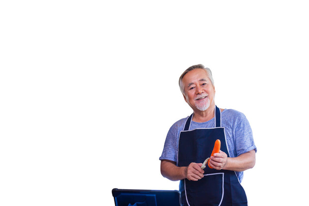 Starszy mężczyzna ze ścieżką wycinania, Wesoły człowiek przygotowuje gotowanie na białym tle, Uśmiechnięty starszy Azjata uczy się gotowania online - Zdjęcie, obraz