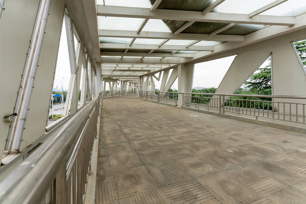 現代的な架空歩道橋の内側 - 写真・画像