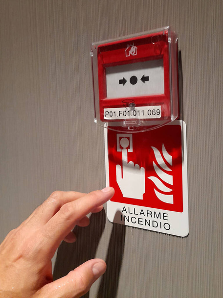 Nyomja meg a tűzjelző gombot a biztonság érdekében nyilvános helyeken - Fotó, kép