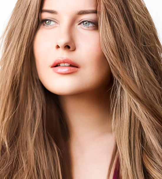 Frisur, Schönheit und Haarpflege, schöne Frau mit langen natürlichen braunen Haaren, Glamour-Porträt für Friseursalon und Friseurmarke - Foto, Bild
