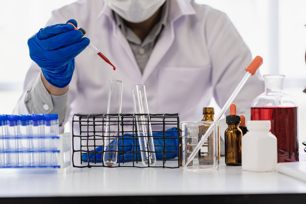 Concept de recherche Des chercheurs en médecine ont expérimenté des produits chimiques liquides in vitro pour analyser les données virales dans un laboratoire de chimie. - Photo, image