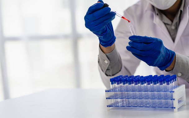 Research Concept Medische wetenschappers hebben geëxperimenteerd met vloeibare chemische stoffen in vitro om virusgegevens te analyseren in een chemisch laboratorium. - Foto, afbeelding