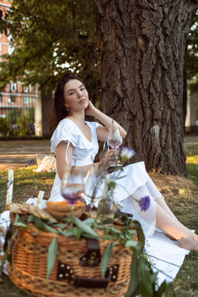 Meisje op een picknick in het park - Foto, afbeelding