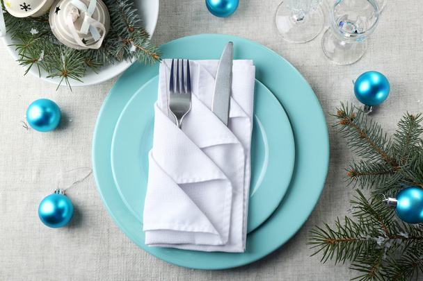 Gri masa örtüsü arka plan üzerinde şık mavi ve beyaz Noel tablo ayarı - Fotoğraf, Görsel