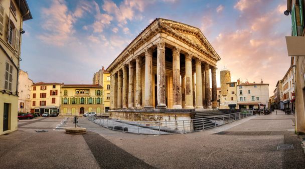 ヴィエンヌ市の旧市街中心部広場にあるアウグストゥスとリビアの古代ローマ寺院のパノラマビュー。コリントス様式の寺院は、ヨーロッパで最も保存状態の良いローマの寺院の一つです。. - 写真・画像