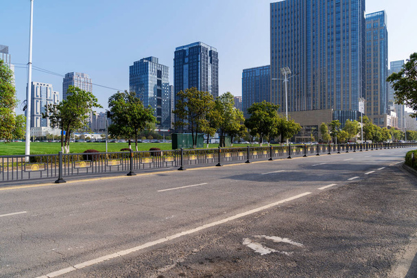 Století avenue pouliční scény v Šanghaji Lujiazui, Čína. - Fotografie, Obrázek