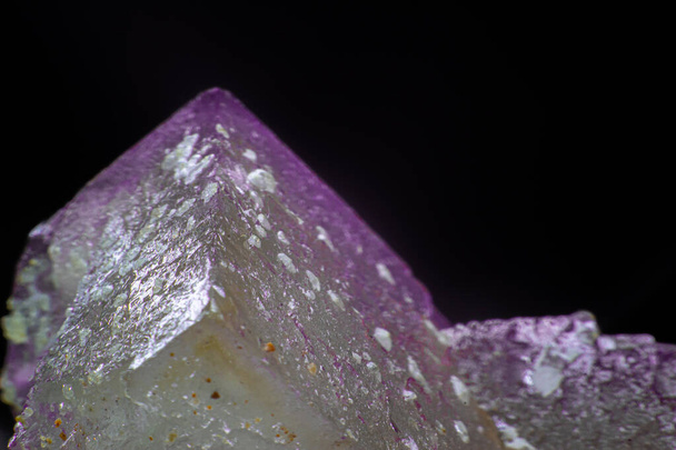 Makro mor mükemmel kübik florit kristal kümesi siyah arkaplan üzerinde izole  - Fotoğraf, Görsel