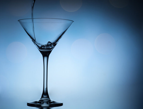cocktail pouring in martini glasses - Foto, imagen