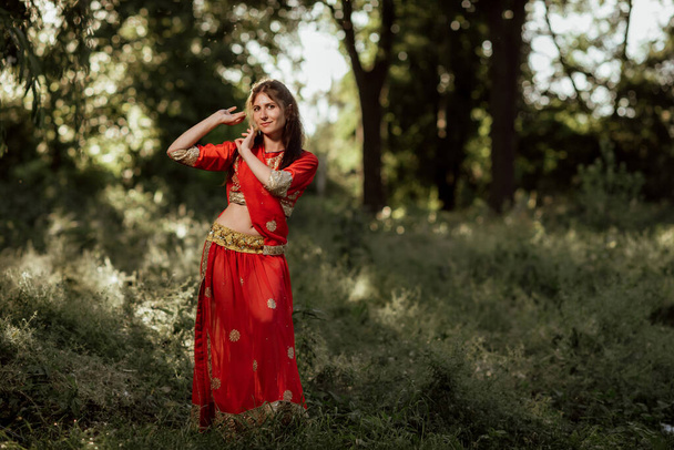 Das Mädchen trägt nationale hinduistische Kleidung von roter Farbe - Foto, Bild
