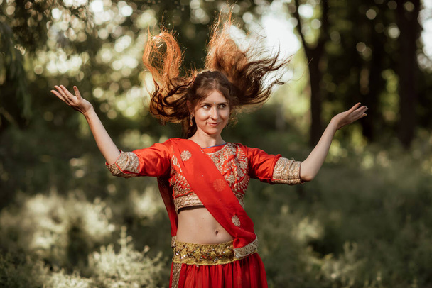 Tyttö on pukeutunut kansallisiin hinduvaatteisiin punaisella värillä - Valokuva, kuva