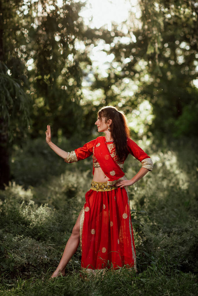 The girl is dressed in national Hindu clothes of red color - Foto, Imagen
