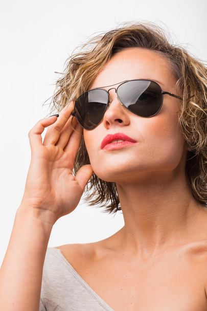 Attraente bionda in occhiali da sole
 - Foto, immagini