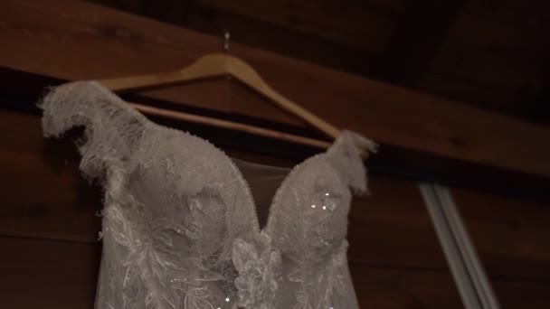 Bodice sukni ślubnej na ramiączkach jest ozdobiony haftem i kamieniami musującymi. Wysokiej jakości materiał filmowy FullHD - Materiał filmowy, wideo