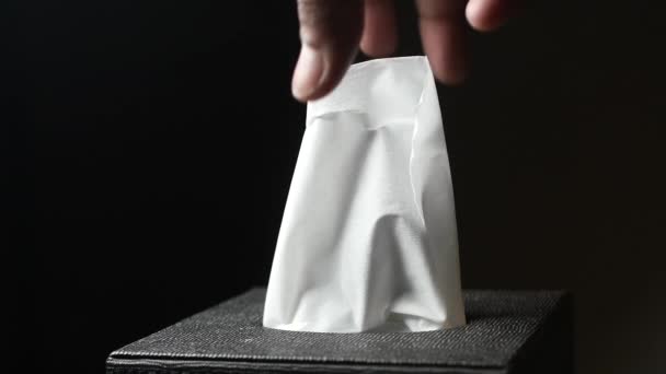  Hand zieht ein Stück Seidenpapier aus der Schachtel , - Filmmaterial, Video