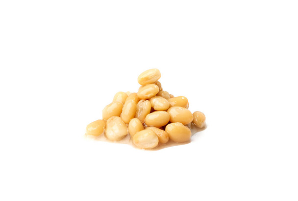 白い腎臓豆が単離された。調理されたカネリニ豆の山,焼きマメ,缶詰の黄色豆, Phaseolusハルガリス,ハリコットシチュー,白い背景のビューにゆでたマメ科食材 - 写真・画像