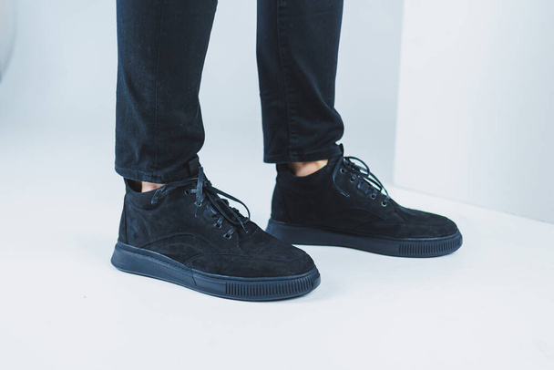 Мужская повседневная обувь в черном цвете из натуральной кожи, мужчины на обуви в черных кружевных туфлях. Высокое качество фото - Фото, изображение