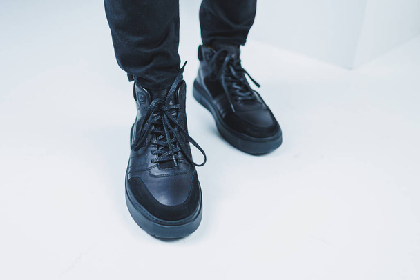 Sapatos casuais masculinos na cor preta feita de couro genuíno, homens em sapatos em sapatos de renda preta. Foto de alta qualidade - Foto, Imagem