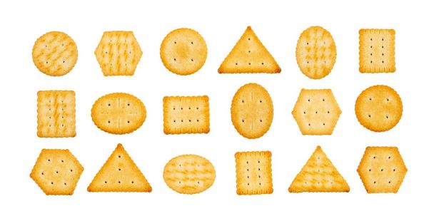 Cracker je izolovaný. Čtvercové, kulaté, trojúhelníkové sušenky, suché sušenky, sušenky různých geometrických tvarů, grahamové občerstvení na bílém pozadí horní pohled - Fotografie, Obrázek