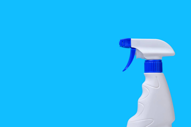 Spray voor het wassen van ramen en sanitair blauwe achtergrond - Foto, afbeelding