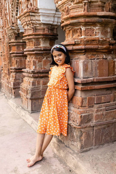 Красива індійська дівчинка біля теракотського храму в Західній Бенгалії. - Фото, зображення