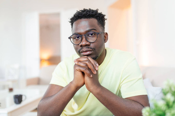 Close up profile view of pensive αναστατωμένος Αφροαμερικανός άντρας κοιτάζει από απόσταση σκεπτόμενος προσωπικά προβλήματα, στοχαστικός λυπημένος σημιδοφόρος άντρας νιώθει κατάθλιψη χαμένος στις σκέψεις του, έχοντας δίλημμα - Φωτογραφία, εικόνα