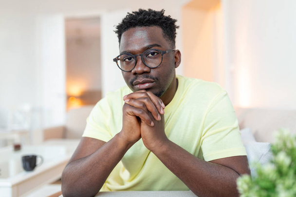 Close up profile view of pensive αναστατωμένος Αφροαμερικανός άντρας κοιτάζει από απόσταση σκεπτόμενος προσωπικά προβλήματα, στοχαστικός λυπημένος σημιδοφόρος άντρας νιώθει κατάθλιψη χαμένος στις σκέψεις του, έχοντας δίλημμα - Φωτογραφία, εικόνα