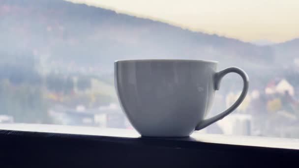 Hora del café por la mañana, vida lenta en la terraza de madera, vista a la montaña. - Metraje, vídeo