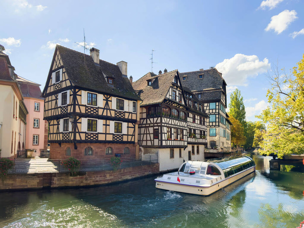 Strazburg şehir merkezindeki Petite France mahallesinde Alsace, Fransa 'yı ziyaret eden bir turist teknesi var. - Fotoğraf, Görsel