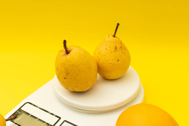Небольшие кухонные весы для овощей, фруктов и круп - Фото, изображение