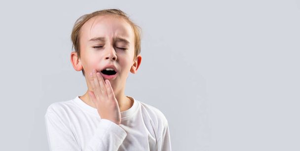Fogászati betegség. Fogfájás, mint a fogfájás. Fogorvosi koncepció. A gyerek fogfájástól szenved. Fogfájás elleni gyógyszer. Fájdalomcsillapító. Szájápolási fogalmak. - Fotó, kép