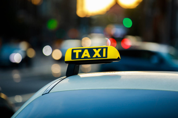 Taksitunnus saksalaisessa taksissa Berliinissä - Valokuva, kuva