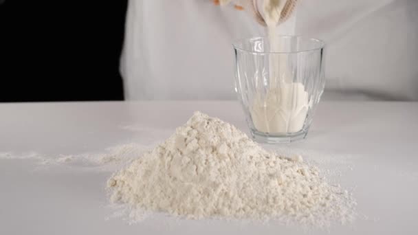 Chef misst Mehl, gießt Mehl in Tasse, macht Brot - Filmmaterial, Video